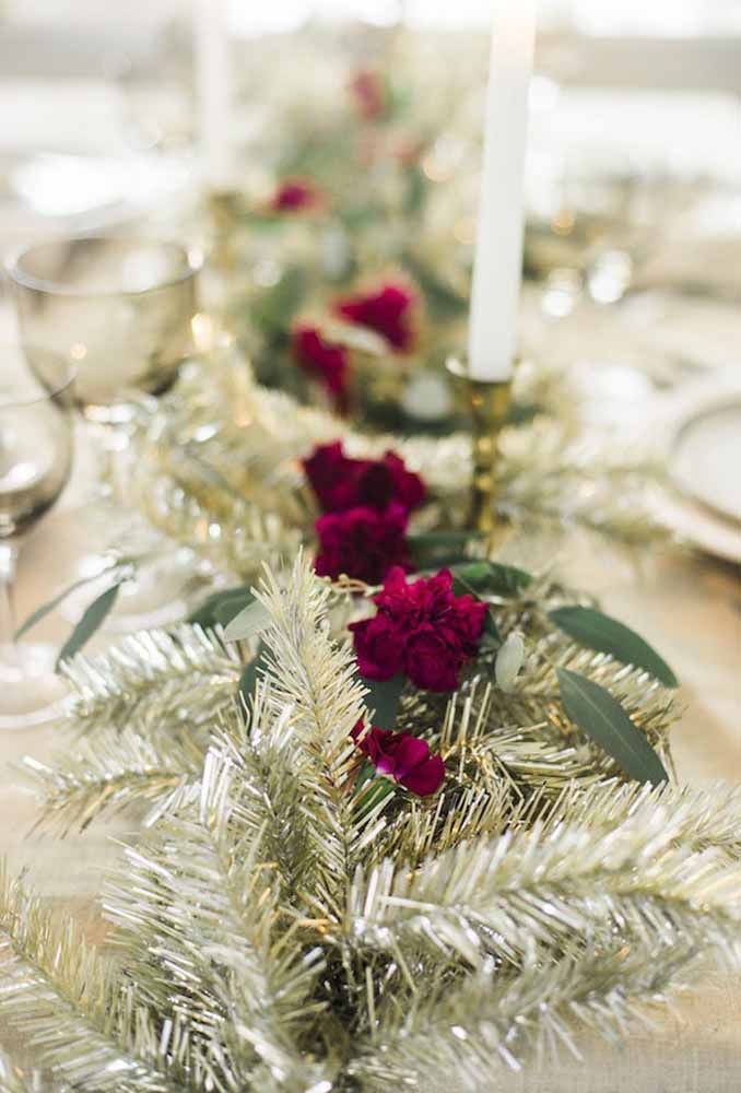 An arrangement with golden garland to decorate the center of the table