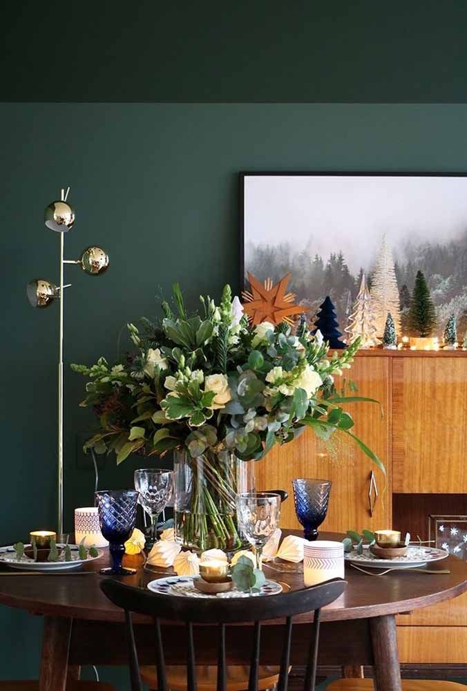 A beautiful flower arrangement turns something simple into a sophisticated table