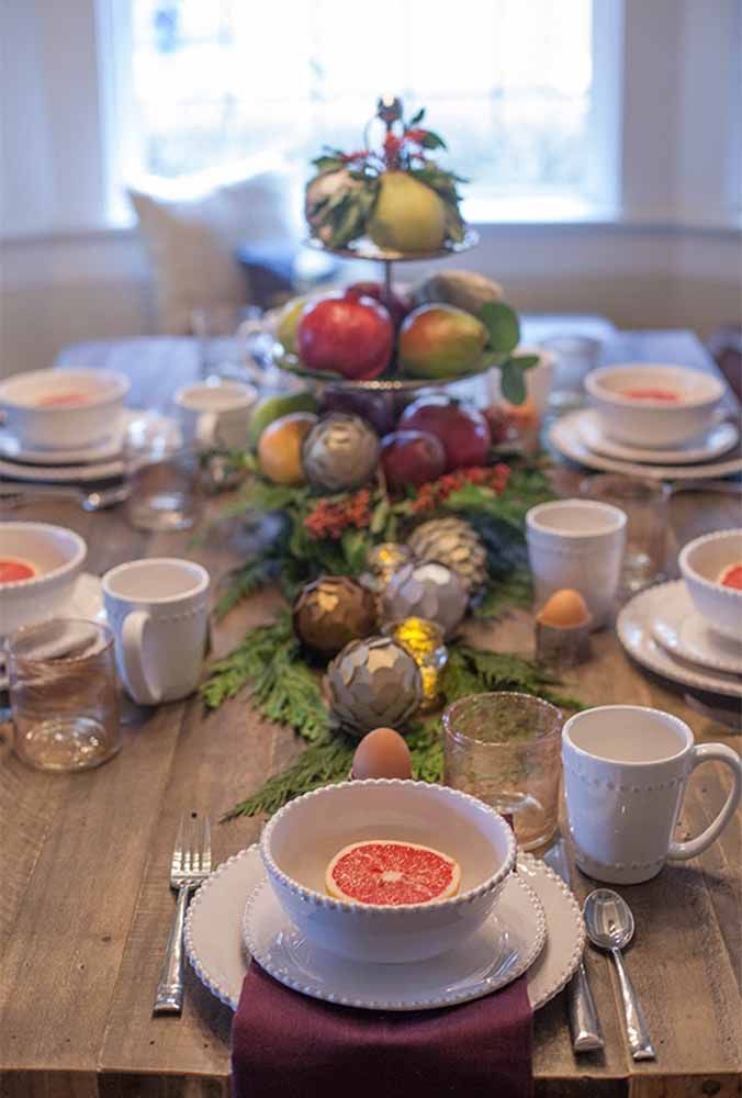 How about making an arrangement for the centerpiece using fruits, different balls and leaves? 