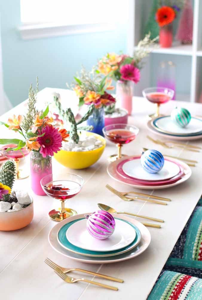 Simple and colorful arrangement to make the table more lively