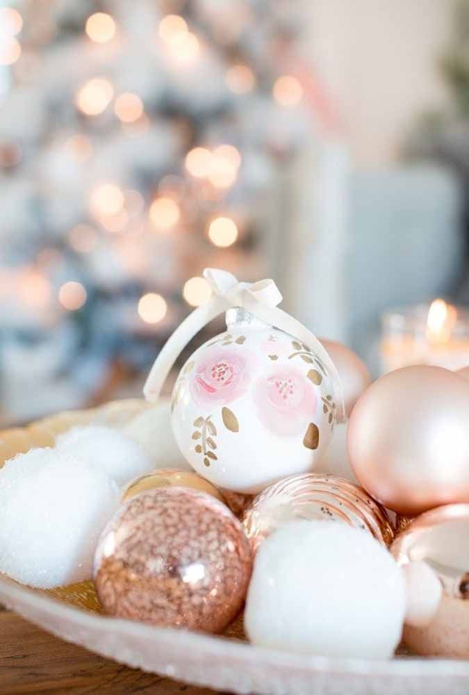 Fill a tray with Christmas balls and your table setting is ready