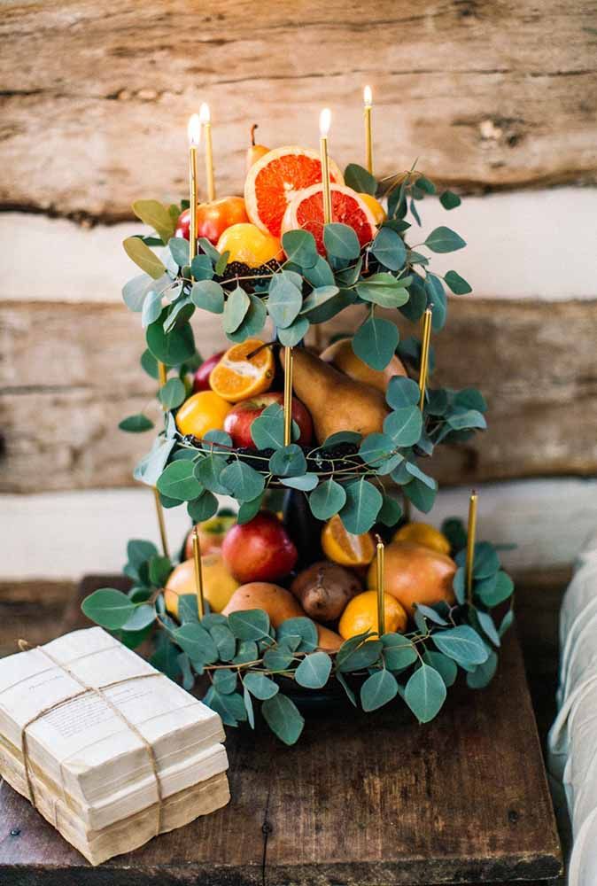 In the best DIY style: an arrangement with leaves, fruits and mini candles