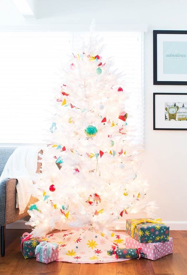 Folding colored papers to decorate the tree