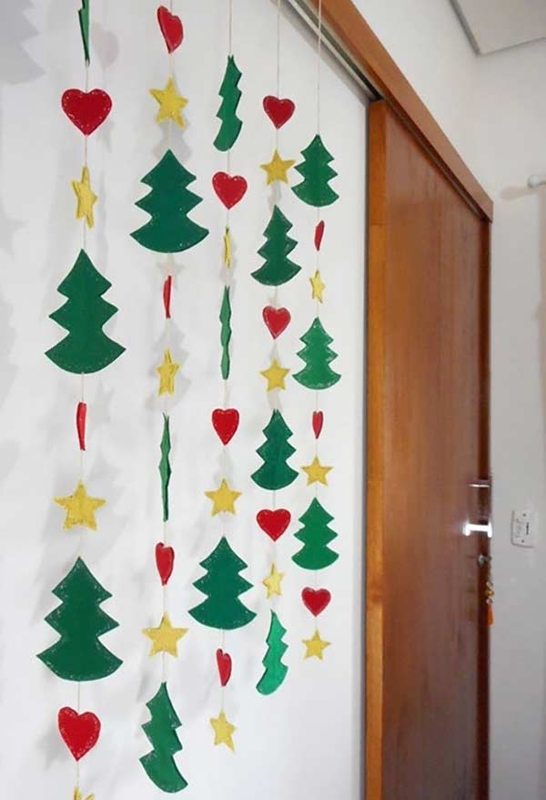 Garland to form a curtain with the Christmas symbols