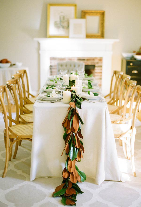 Chain of leaves to decorate the Christmas table