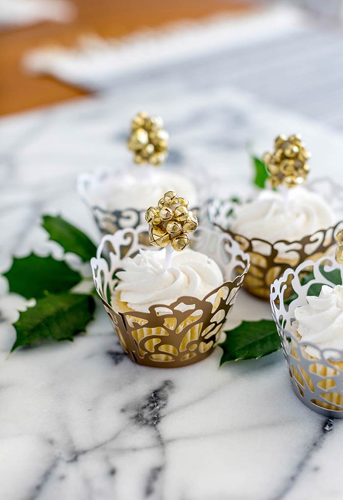 Beautiful bell tins on the cupcake: a practical and handmade solution for decoration