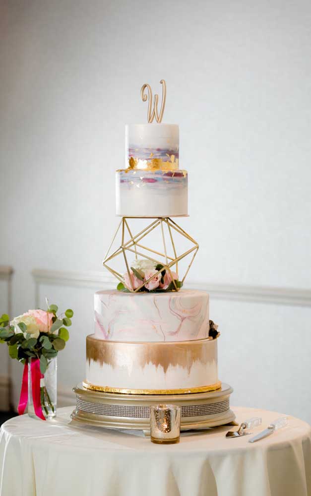 The fake cake allows creations that on a real cake would be more difficult, as is the case with the image