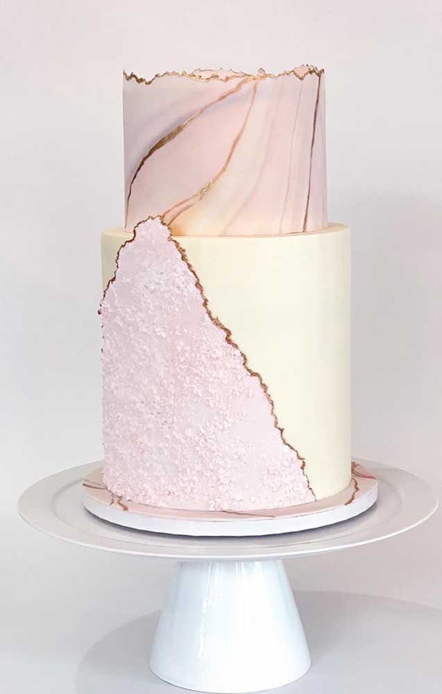 Enjoy the versatility of the materials and create original compositions on the fake cake