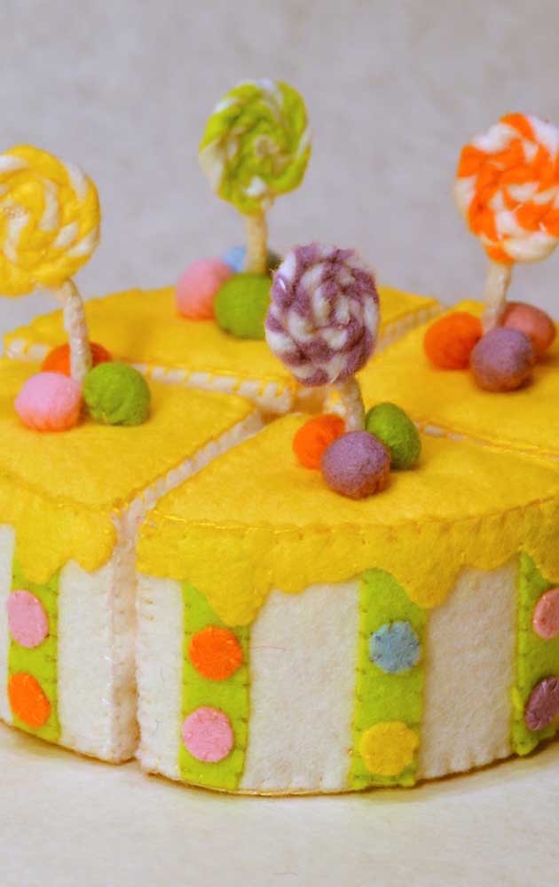 Felt fake cake: a charming option for children's parties or baby shower