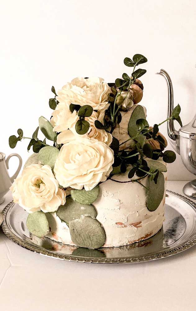 Flowers to make the fake cake beautiful to live!