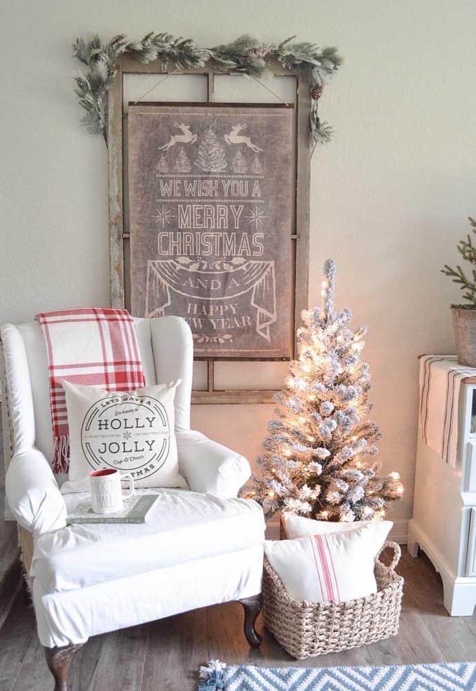 In this room, the Christmas panel completes the thematic decoration that already has the tree and a blanket that refers to the Christmas red