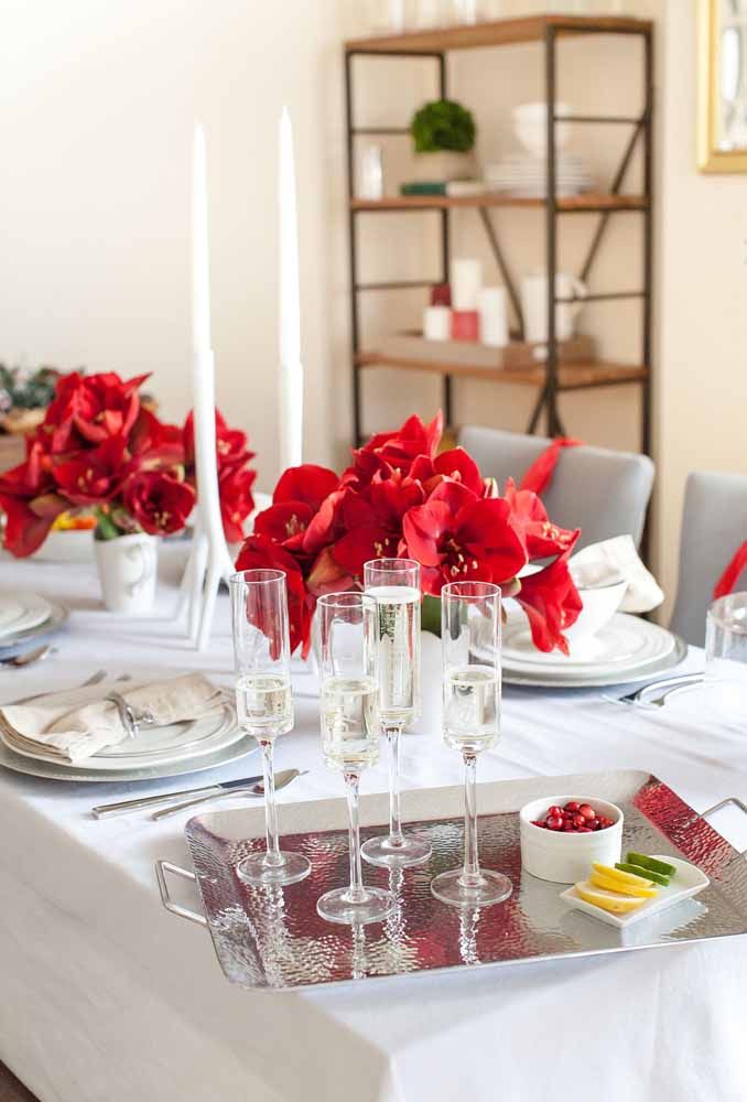 Red roses are the highlight of this Christmas table