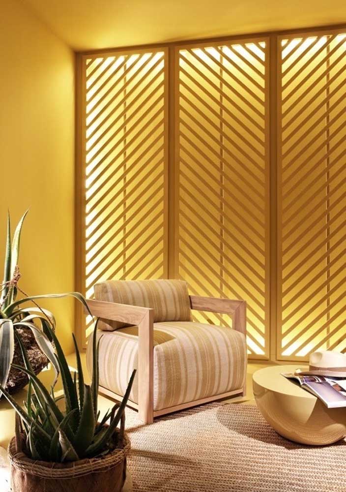 Yellow, wood and natural fibers: perfect combination for those looking for comfort and welcome