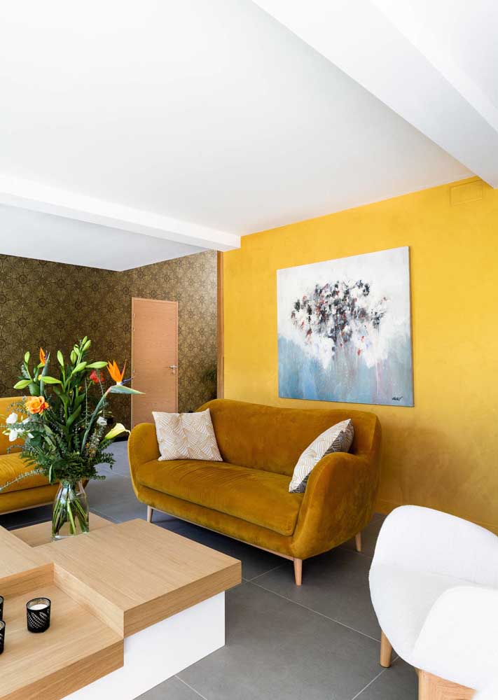 Here, the tip is to bet on a yellow tone, already arriving at the orange house, combined with the use of brown furniture