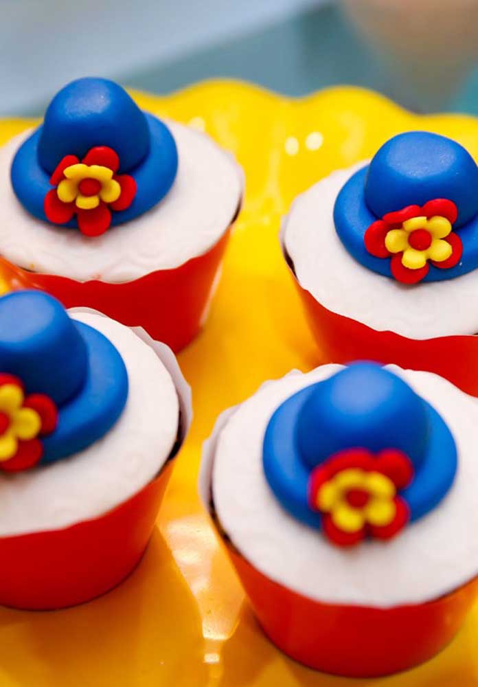 Cupcakes decorated for Patati Patatá party. The American paste guarantees the shape of the clowns' hat