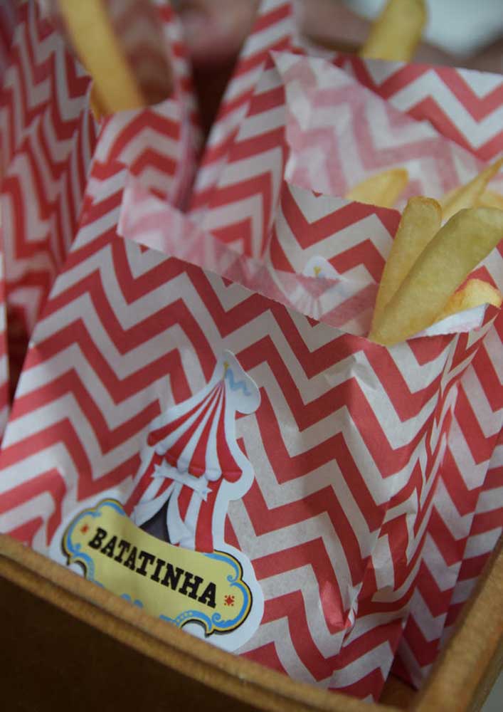 Chips! Perfect idea to recreate the circus atmosphere at the party