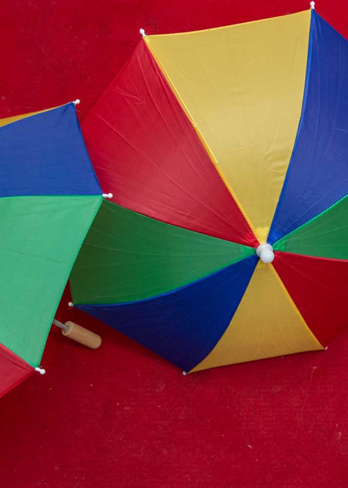 How about decorating the Patati Patatá party with colorful parasols? 