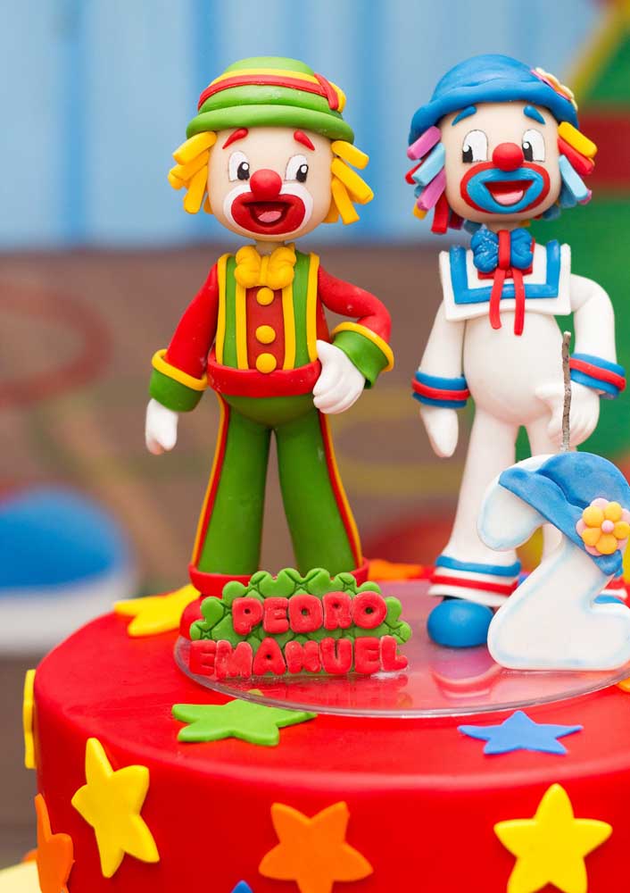 Simple Patatá Patatá cake made with American paste. The characters' dolls are a charm apart