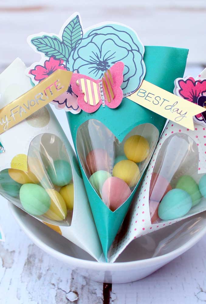 Here are the colorful paper cones that give life to graduation favors