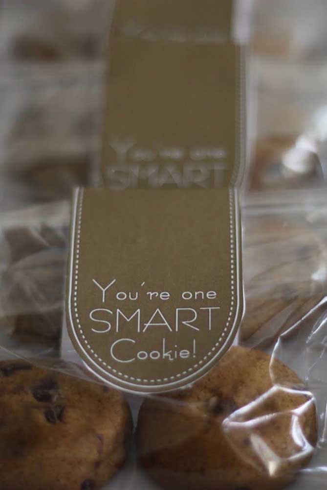 What do you think of getting your hands dirty and making cookies at home to offer your guests as a graduation gift?