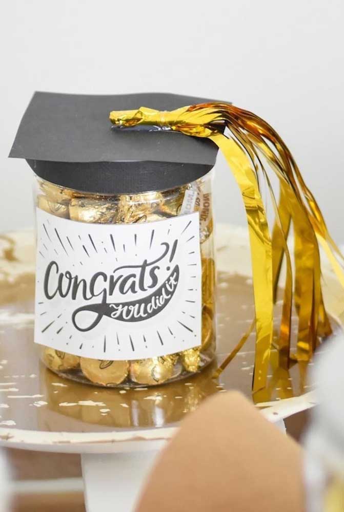 Gold, the color of success and prosperity, to color these graduation favors