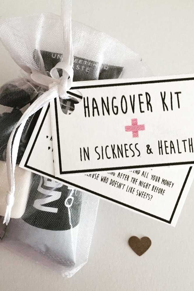 Here, the graduation souvenir tip is to assemble an anti-hangover kit for the guests