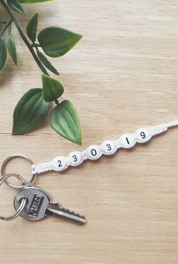 Macrame key chain with graduation date: simple and beautiful souvenir option