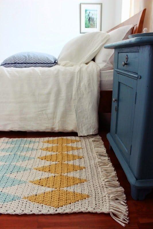 Crochet rug with rhombus design