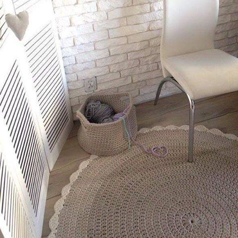 Round crochet rug in beige