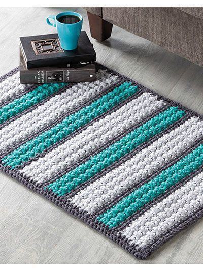 Rectangular crochet rug with three colors: green, white and gray