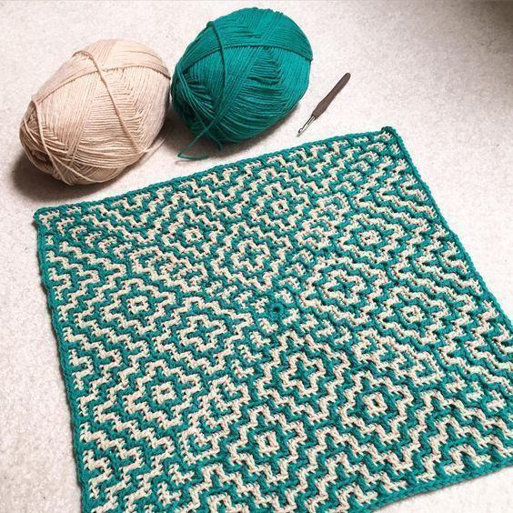 Square crochet rug with two colors and beautiful finishes