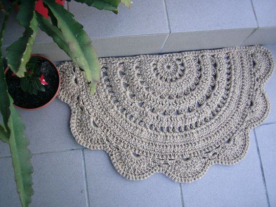  Simple crochet rug in half moon format