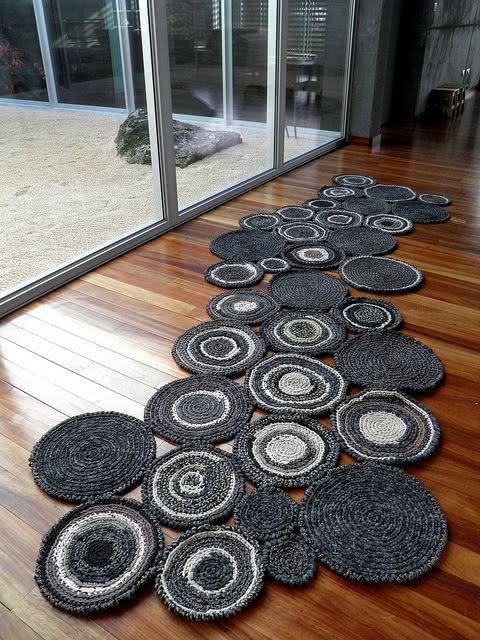 Crochet rug in rounded shapes