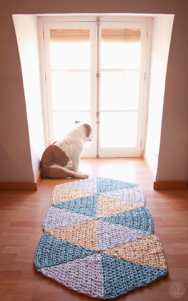 Crochet rug with triangular design