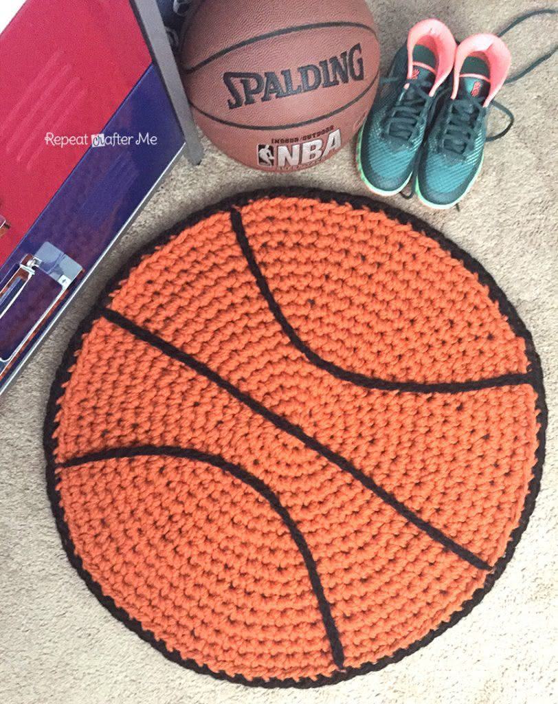 Thematic rug in the shape of a basketball