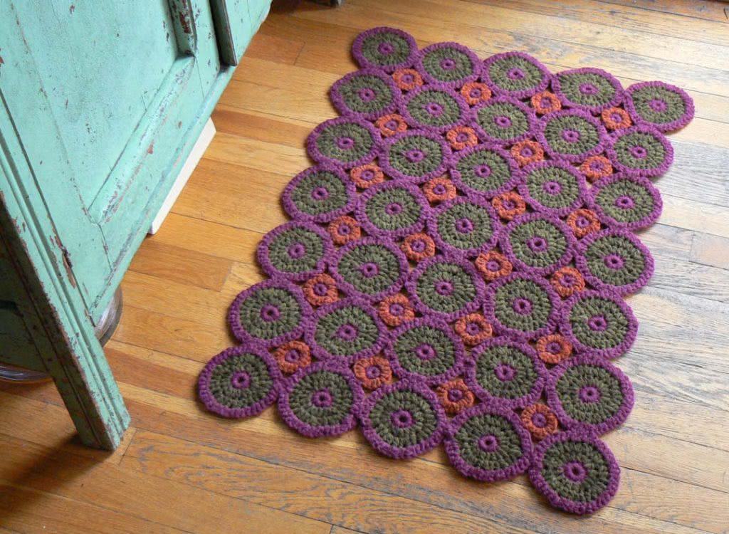 Crochet rug with rounded finish