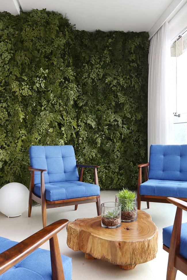 On this balcony, the plants completely covered the structure of the vertical garden, forming a green mass to fill the eyes.