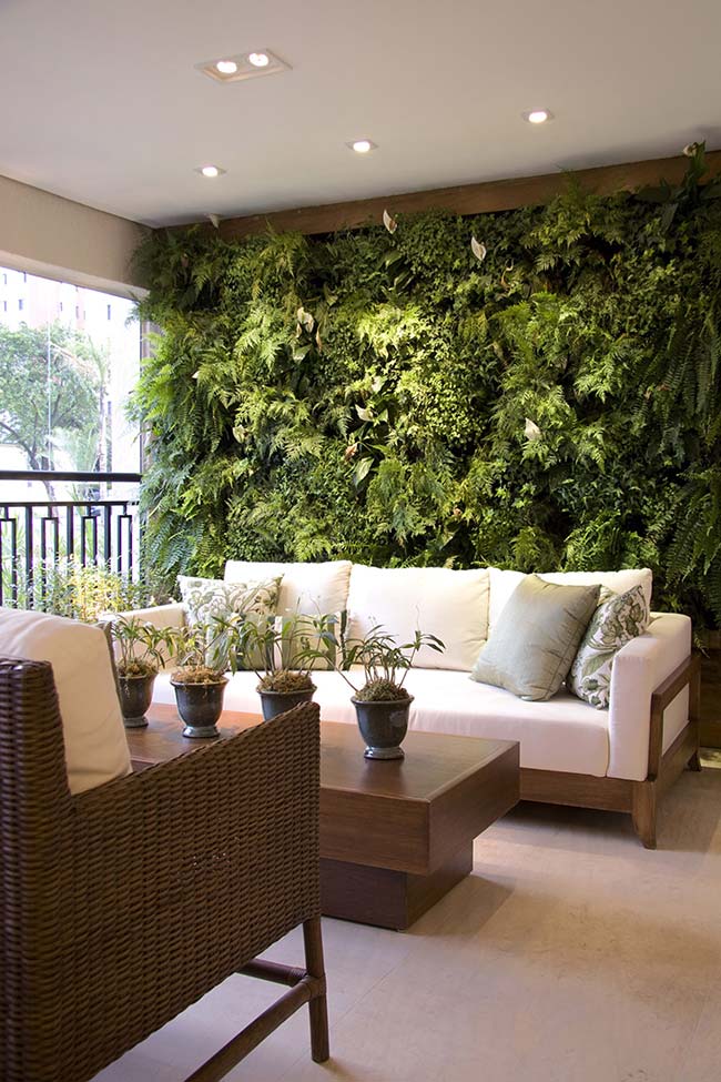 Wooden furniture and vertical garden: perfect combination for a balcony