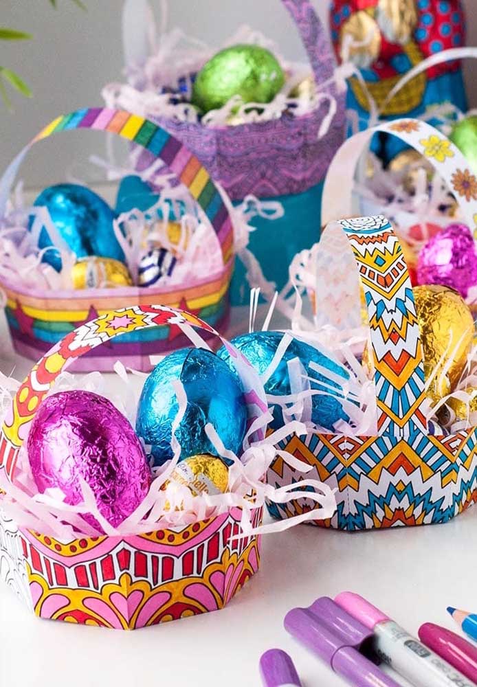 Simple Easter baskets made of paper with small and medium eggs