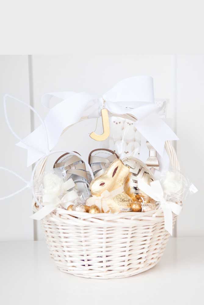 Easter basket for small children; the light colors make the gift even more beautiful 