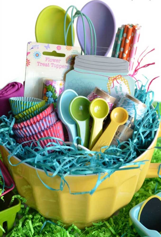 For those who love to cook, an Easter basket to get your hands dirty and make beautiful and delicious cupcakes