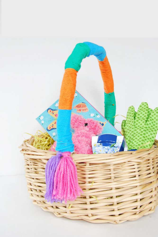 Wicker Easter basket for children; highlight to the colored handle