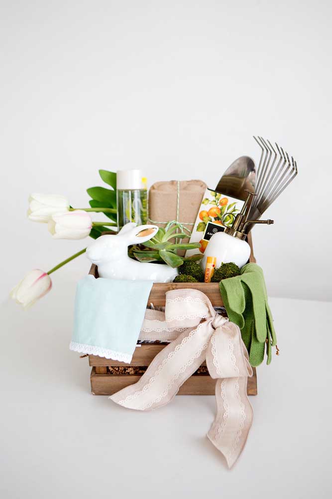 Rustic and delicate Easter basket for women