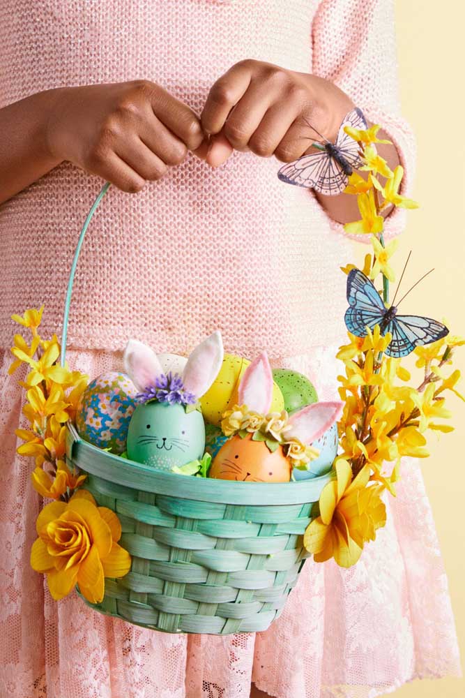 What a beautiful and creative Easter basket idea: real hand-painted eggs in the decoration, flowers and butterflies 