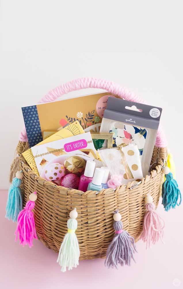 The wool pompoms gave a special touch to the Easter basket 