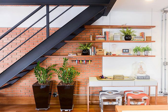 Good use of spaces: in this house, the zamioculca vases were placed under the stairs