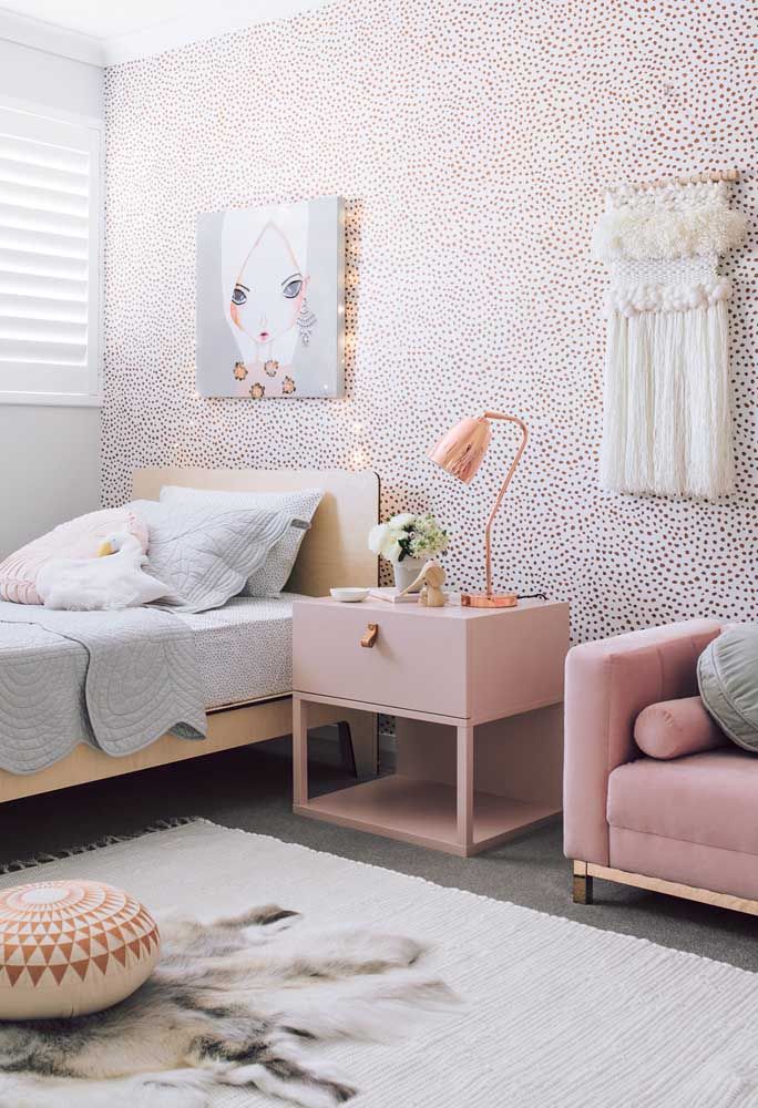 For romantic teenagers, invest in a wallpaper with different prints, a very feminine painting with lights and handicrafts.