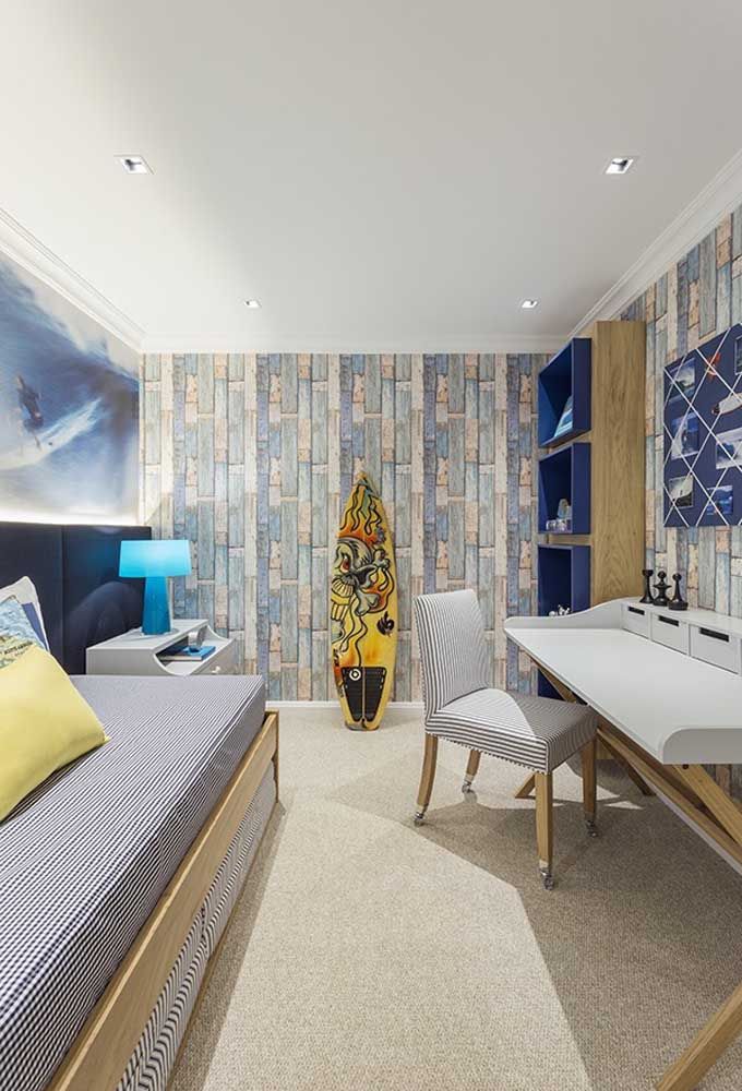 For the teenager who enjoys good waves, decorate the room with the surf theme. The highlight is due to the nuances of the blue color.