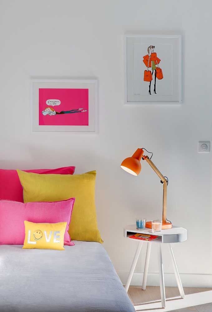 Use strong and flashy colors like pink, pink and yellow to decorate the room of a female teenager.