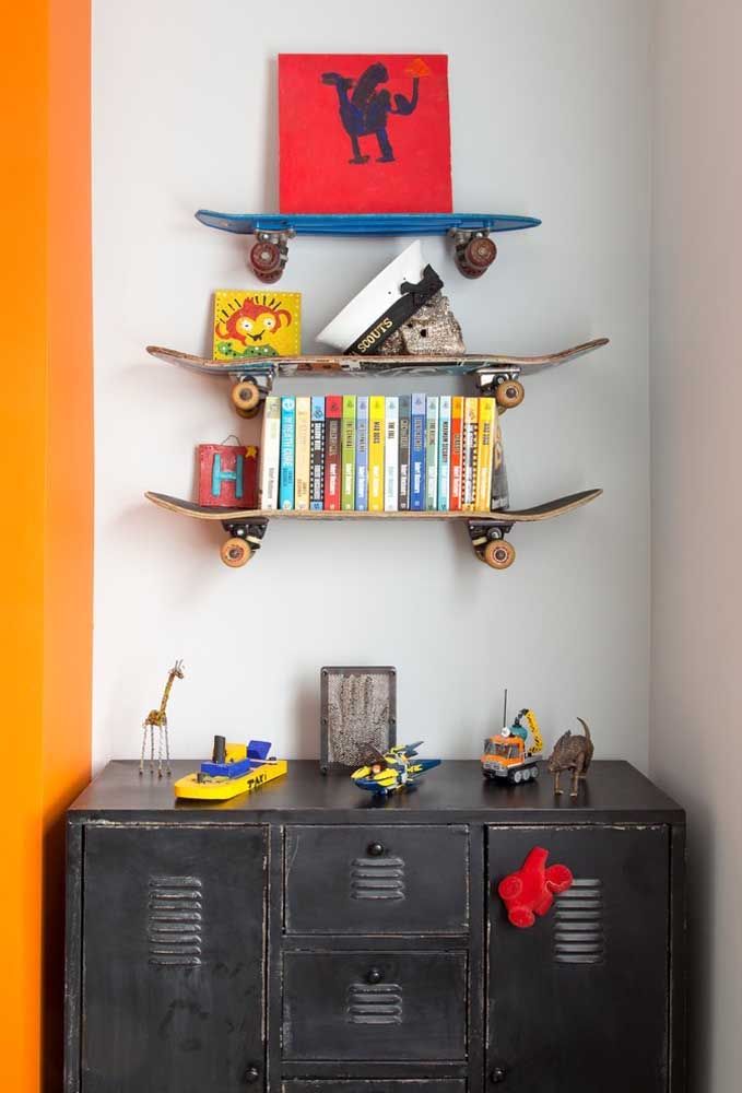 Look at that original idea of ​​using skateboards that no longer serve and place them as shelves for organizing books and decorative items.